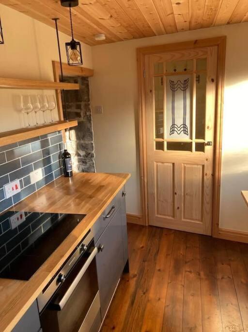 Ty Taf 2 Bed Cottage With Deck & Easy Transport Links Cardiff Exterior photo